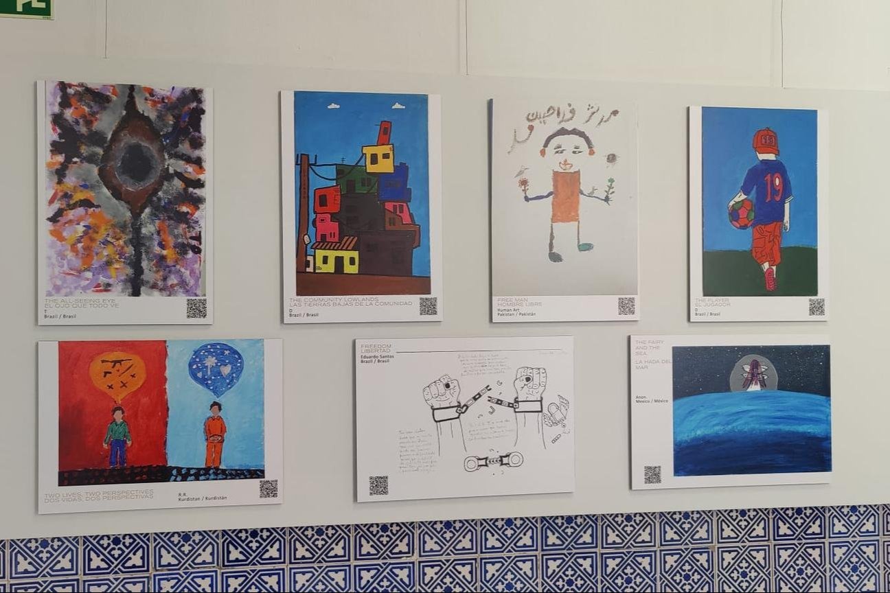 Muro con obras de jóvenes
